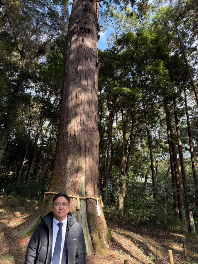 熊野三所神社の大木の前で
